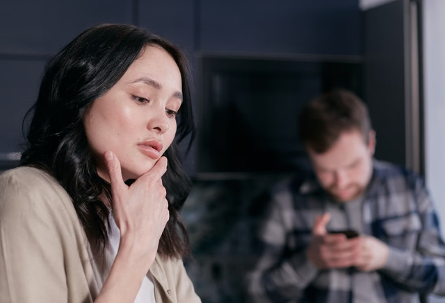 lustrasi seseorang yang sedang memikirkan seseorang di tengah situasi yang belum jelas. Source:Pexels / Mikhail Nilov