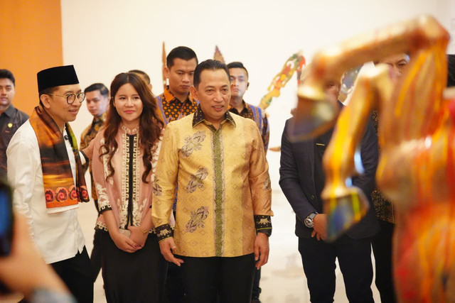 Kapolri Jenderal Listyo Sigit Prabowo bersama Menteri Kebudayaan Fadli Zon saat menghadiri pembukaan Pameran Nasirun "Bersimpuh di Kaki Para Guru" di Galeri Nasional, Sabtu (12/9/2026). Foto: Dok. Istimewa