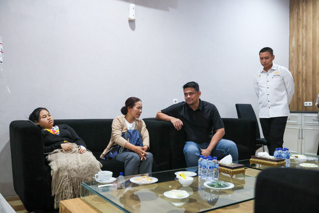 Gubernur Sumatera Utara Muhammad Bobby Afif Nasution usai melepas keberangkatan kedua siswa itu ke Jakarta itu di Bandara Kuala Namu, Jumat (11/9/2026). Foto: Dok. Istimewa