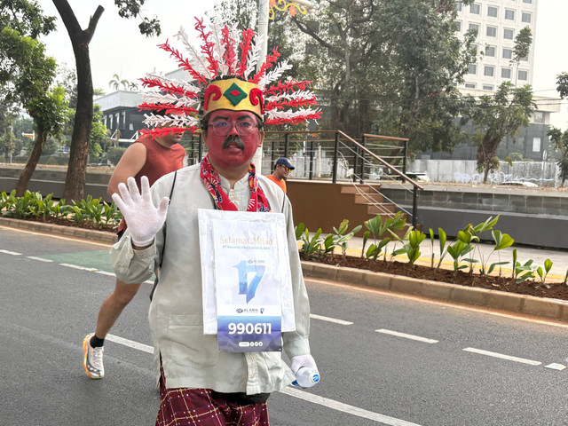 Salah satu peserta CFD Rasuna Said, Udin (35), yang berpenampilan nyentrik khas nuansa Betawi, Minggu (13/9/2026). Foto: Joakhim Tharob/kumparan