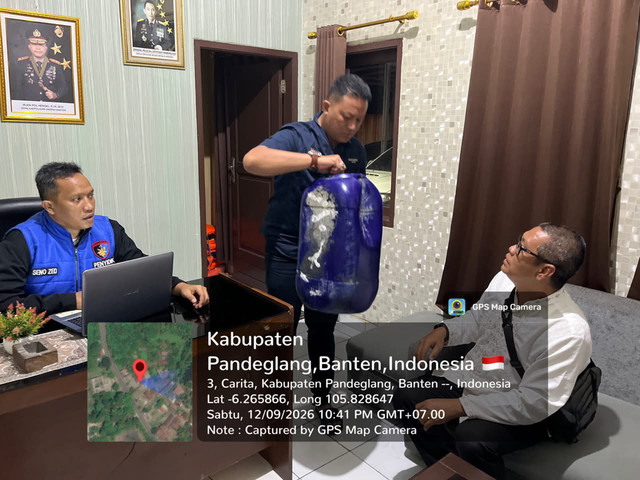 Benda yang ditemukan di Selat Sunda terkait hilangnya 5 wartawan pada Minggu (13/9/2026). Foto: Dok. Polda Banten