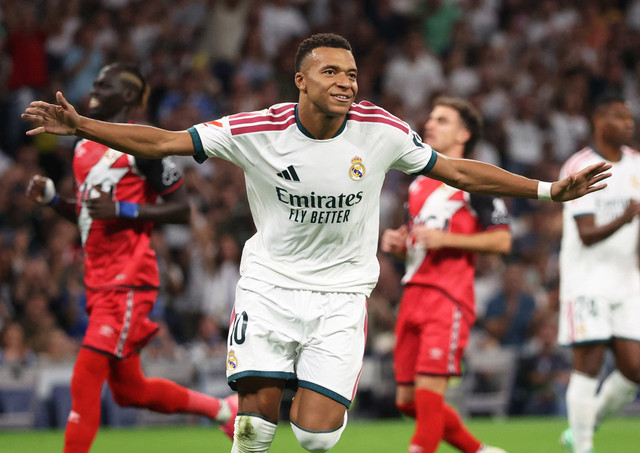Kylian Mbappe dari Real Madrid merayakan gol pertama mereka pada pertandingan Liga Spanyol antara Real Madrid vs Rayo Vallecano di Stadion Bernabeu, Madrid, Spanyol, Minggu (13/9/2026) dini hari WIB. Foto: Alejandro Martinez Velez/REUTERS