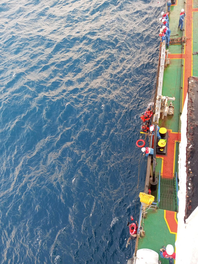 PT Pertamina Patra Niaga melalui kapal tanker MT Mauhau membantu proses pencarian dan penyelamatan korban KMP Virgo Transport 08 yang dilaporkan tenggelam di perairan Laut Jawa, Minggu (13/9/2026). Foto: Dok. Pertamina
