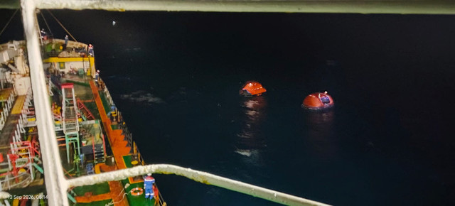PT Pertamina Patra Niaga melalui kapal tanker MT Mauhau membantu proses pencarian dan penyelamatan korban KMP Virgo Transport 08 yang dilaporkan tenggelam di perairan Laut Jawa, Minggu (13/9/2026). Foto: Dok. Pertamina