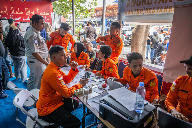 Petugas Basarnas Kelas A Banjarmasin menyiapkan data-data kecelakaan Kapal Motor Virgo Transport 8 rute Surabaya-Banjarmasin di Posko Pelabuhan Tri Sakti, Banjarmasin, Kalimantan Selatan, Minggu (13/9/2026). Foto: Bayu Pratama S/ANTARA FOTO