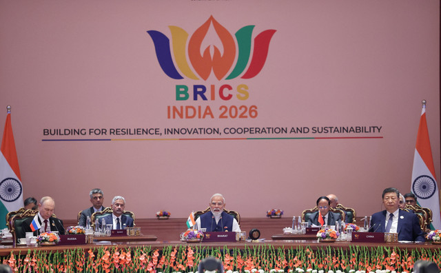 Perdana Menteri India Narendra Modi berpidato pada hari kedua KTT BRICS, sementara Presiden Rusia Vladimir Putin, Presiden Tiongkok Xi Jinping, dan para pemimpin lainnya mendengarkan, di New Delhi, India, Minggu (13/9/2026). Foto: Ministry of External Affairs/Handout via REUTERS