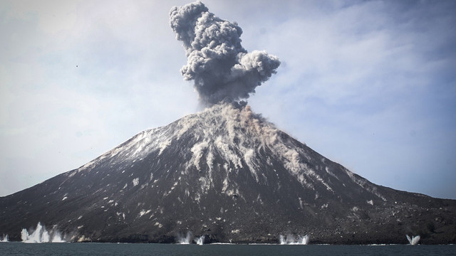 ilustrasi bencana alam gunung krakatau di indonesia