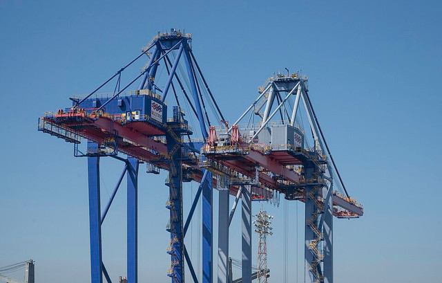 Ilustrasi aktivitas bongkar muat peti kemas di Pelabuhan Rio de Janeiro, Brasil. Foto: Wilfredor/Wikimedia Commons (CC0 1.0). Sumber: https://commons.wikimedia.org/wiki/File:Container_cranes_at_the_Port_of_Rio_de_Janeiro,_Brazil_2.jpg