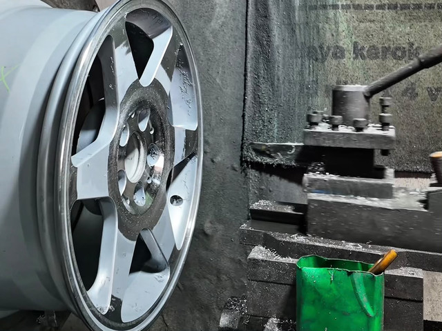 Proses pengerjaan velg diamond cut. Foto: Dok. Eurovolution
