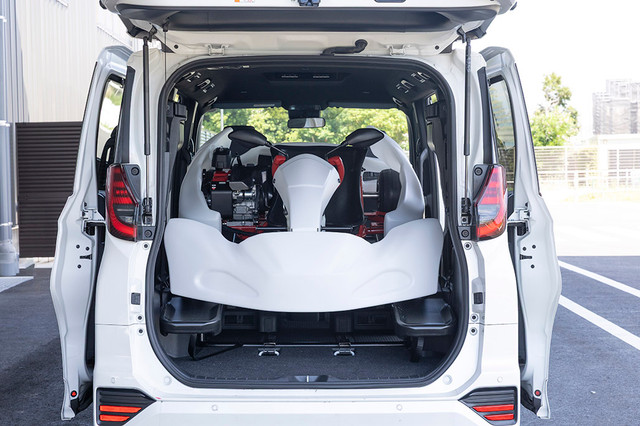 GR KART muat di dalam kabin Toyota Alphard tanpa perlu bongkar pasang. Foto: Dok. Toyota Gazoo Racing