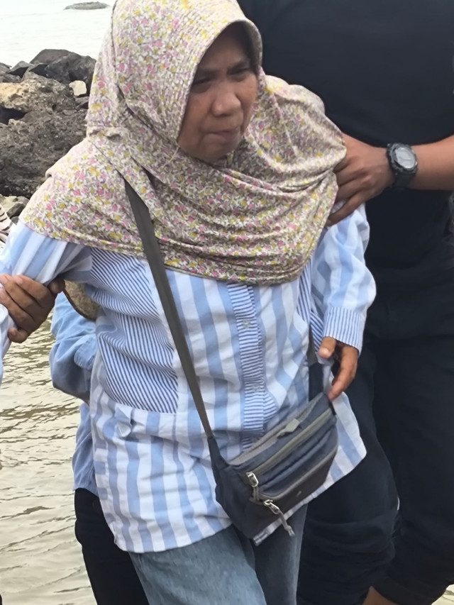 Tini Supri Harti, ibu kandung dari wartawan Antara M. Bagus Khoirunnas yang hilang di Selat Sunda, melakukan doa ditepi dermaga Marina Carita Pandeglang, Minggu (13/9/2026). Foto: kumparan
