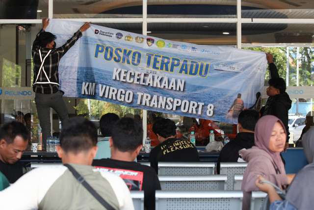 Petugas memasang spanduk di posko terpadu kecelakaan KM Virgo Transport 8 di Terminal Penumpang Gapura Surya Nusantara, Pelabuhan Tanjung Perak, Surabaya, Jawa Timur, Minggu (13/9/2026). Foto: Didik Suhartono/ANTARA FOTO
