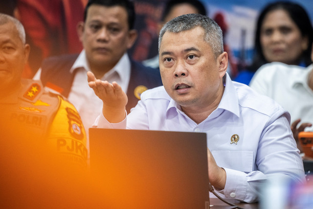 Menhub Dudy Purwagandhi memberikan keterangan terkait kecelakaan kapal Virgo Transport 8 rute Surabaya-Banjarmasin di Posko Pelabuhan Tri Sakti, Banjarmasin, Kalsel, Minggu (13/9/2026). Foto: Bayu Pratama S/ANTARA FOTO