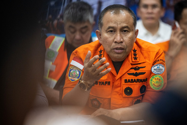 Kepala Basarnas Marsekal Madya TNI Mohammad Syafii memberikan keterangan saat konferensi pers terkait kecelakaan kapal motor penumpang Virgo Transport 8 rute Surabaya-Banjarmasin di Posko Pelabuhan Tri Sakti, Banjarmasin, Kalsel, Minggu (13/9/2026). Foto: Bayu Pratama S/ANTARA FOTO