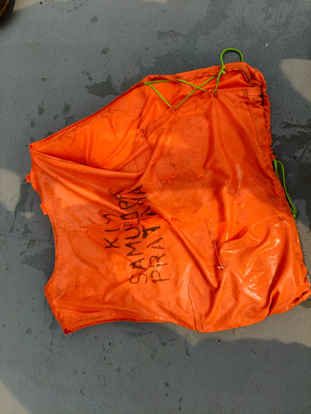 TNI AL kembali temukan life jacket saat pencarian 5 wartawan dan 3 ABK hilang di Selat Sunda, Minggu (13/9/2026). Foto: Lanal Banten