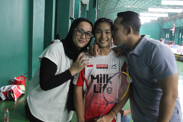 Syarifah Adshila Nugroho bersama ayah dan ibunya usai bertanding di Audisi Umum PB Djarum 2026 di GOR Djarum Jati, Kudus, Jawa Tengah pada Minggu (13/9/2026). Foto: Vega Maarijil Ula/kumparan