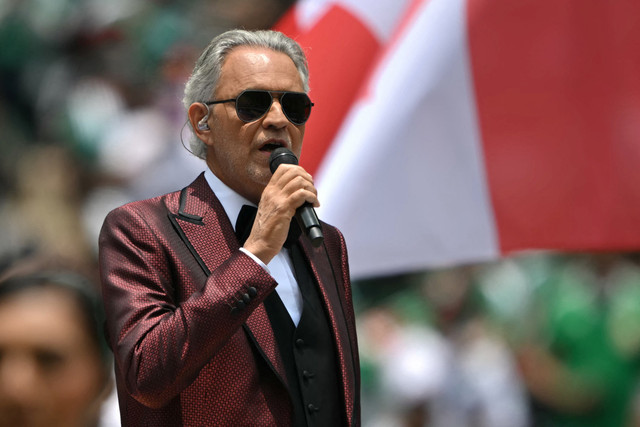 Andrea Bocelli tampil dalam upacara pembukaan menjelang pertandingan sepak bola Grup A Piala Dunia 2026 antara Meksiko dan Afrika Selatan di Stadion Mexico City, Mexico City, pada 11 Juni 2026. Foto: Carl De Souza / AFP