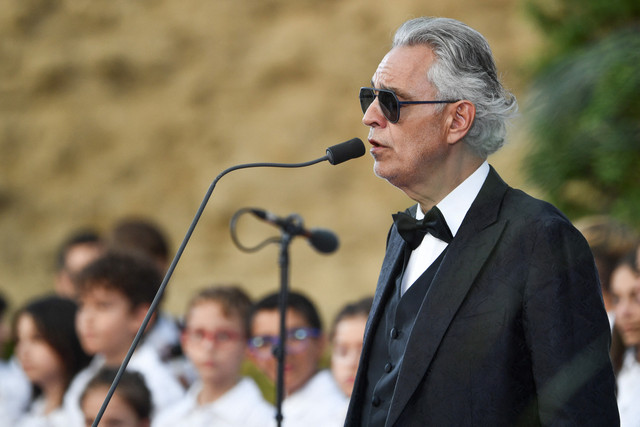 Andrea Bocelli tampil di hadapan Paus Leo XIV dalam sebuah konser di Castel Gandolfo pada 29 Juli 2026. Foto: Isabella Bonotto / AFP