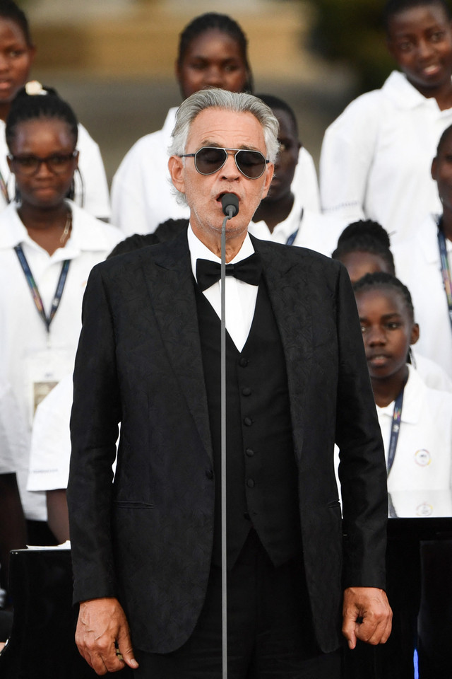 Andrea Bocelli tampil di hadapan Paus Leo XIV dalam sebuah konser di Castel Gandolfo pada 29 Juli 2026. Foto: Isabella Bonotto / AFP