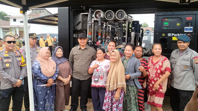 Polres Ketapang bantu air bersih untuk warga Desa Tanjung Baik Budi, Kecamatan Matan Hilir Utara (MHU), Kabupaten Ketapang, Kalimantan Barat, Minggu (13/9/2026). Foto: Polres Ketapang