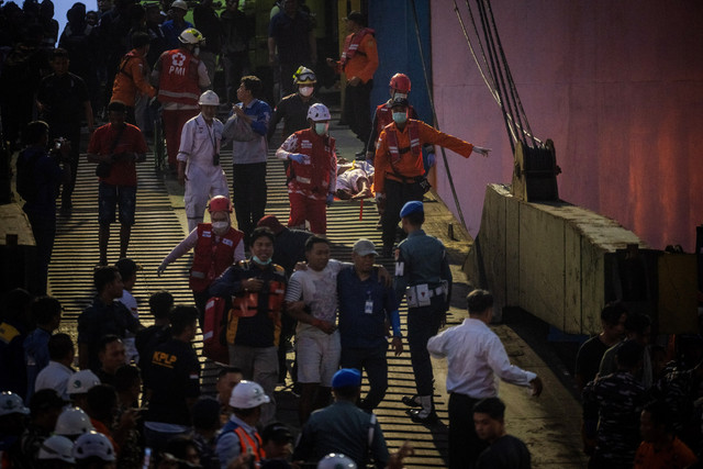 Petugas gabungan mengevakuasi penumpang kapal motor penumpang (KMP) Virgo Transport 8 yang tiba menggunakan kapal MV Haida di Pelabuhan Tri Sakti, Banjarmasin, Kalimantan Selatan, Minggu (13/9/2026). Foto: Bayu Pratama S/ANTARA FOTO