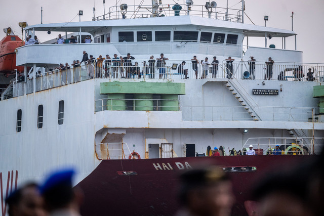 Sejumlah penumpang kapal motor penumpang (KMP) Virgo Transport 8 tiba menggunakan kapal MV Haida di Pelabuhan Tri Sakti, Banjarmasin, Kalimantan Selatan, Minggu (13/9/2026). Foto: Bayu Pratama S/ANTARA FOTO