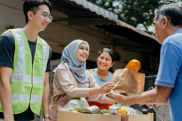 Ilustrasi Pemberian Bansos Kepada Orang Yang Membutuhkan ( Sumber : istockphoto.com )