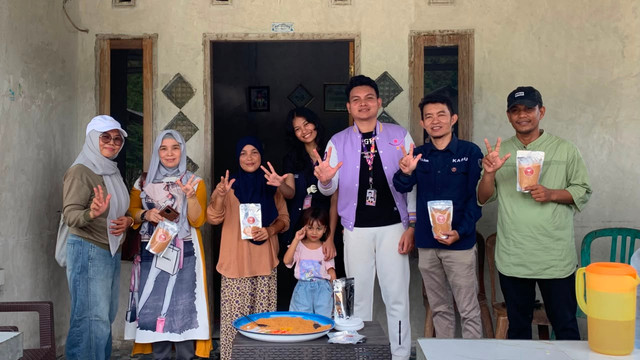 Pelatihan legalitas usaha dan tata kelola keuangan UMKM gula semut di Desa Salumpaku. (Foto: Dok. Youth Ranger Indonesia)