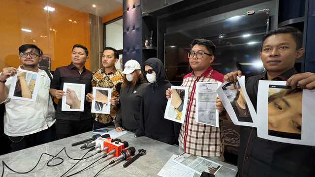 Konferensi pers korban TPKS Betrand Peto di Kawasan Kelapa Gading, Jakarta Utara, Minggu (13/9/2026).
Foto: Aprilandika Pratama/kumparan