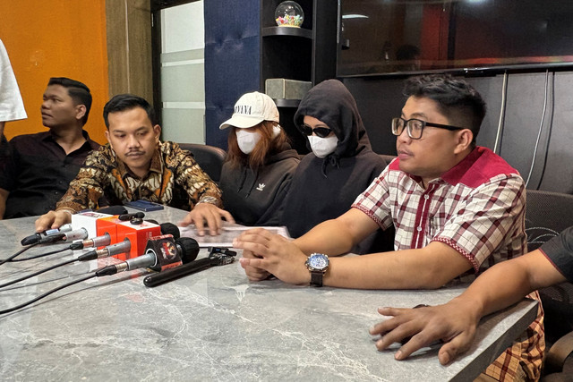 Konferensi pers korban TPKS Betrand Peto di Kawasan Kelapa Gading, Jakarta Utara, Minggu (13/9/2026).
 Foto: Aprilandika Pratama/kumparan