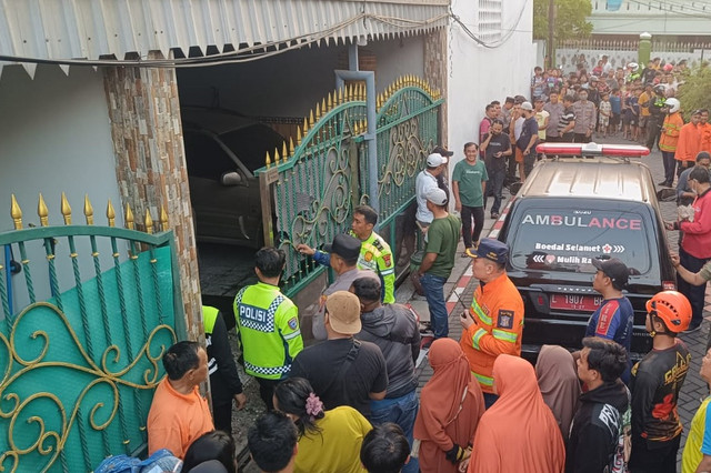 Kebakaran rumah di Jalan Simorejo XVI No 4, Kelurahan Simomulyo, Kecamatan Sukomanunggal, Surabaya, Minggu (13/9/2026). Foto: DPKP Surabaya