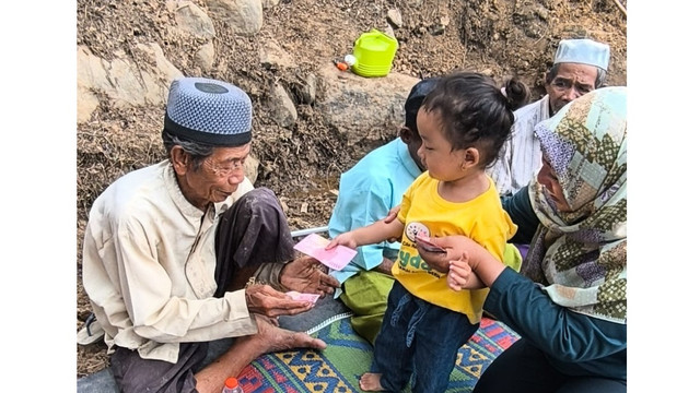 Melatih cucu untuk peduli sosial