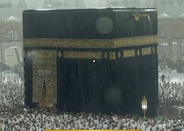 Hujan deras di Masjidil Haram, Makkah, saat magrib, Minggu (13/9/2026) waktu setempat. Foto: X@qurantvsa