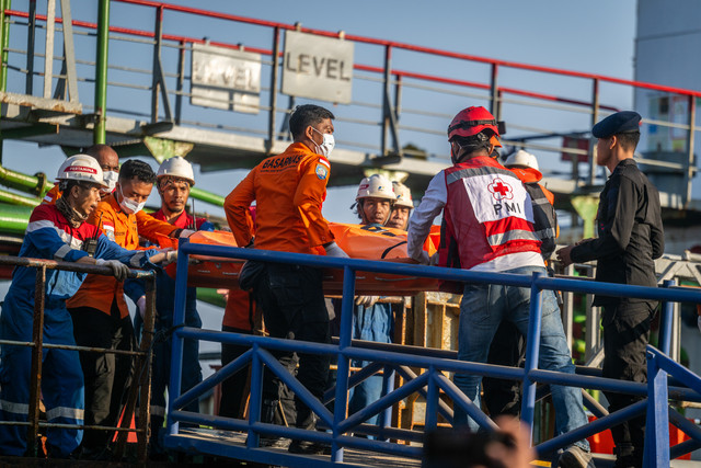Tim SAR gabungan menurunkan kantong berisi jenazah korban kapal motor penumpang (KMP) Virgo Transport 8 dari kapal evakuasi yang tiba di Pelabuhan Tri Sakti, Banjarmasin, Kalimantan Selatan, Senin (14/9/2026). Foto: Bayu Pratama S/ANTARA FOTO