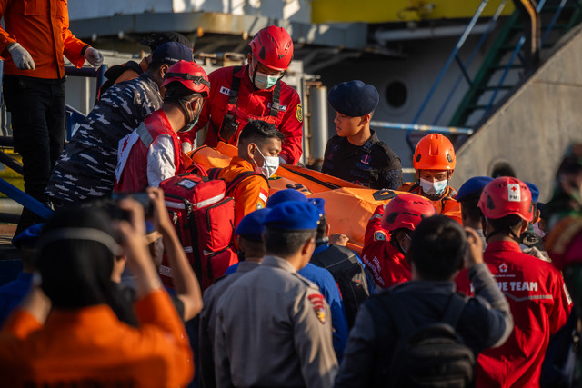 Tim SAR gabungan mengangkat kantong berisi jenazah korban kapal motor penumpang (KMP) Virgo Transport 8 yang tiba di Pelabuhan Tri Sakti, Banjarmasin, Kalimantan Selatan, Senin (14/9/2026). Foto: Bayu Pratama S/ANTARA FOTO