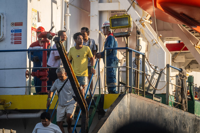 Sejumlah penumpang korban kapal motor penumpang (KMP) Virgo Transport 8 yang tiba di Pelabuhan Tri Sakti, Banjarmasin, Kalimantan Selatan, Senin (14/9/2026). Foto: Bayu Pratama S/ANTARA FOTO