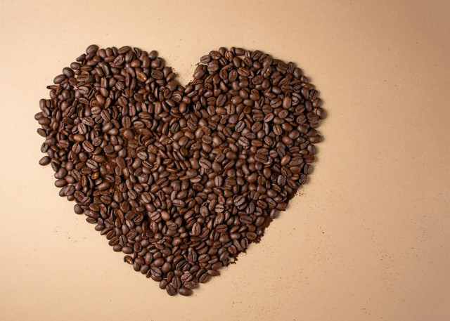 Ilustrasi Love coklat . Foo: Unsplash/Kobby Mendez