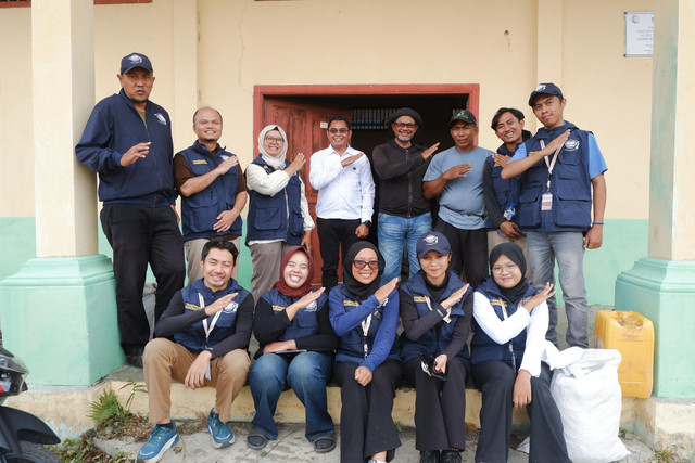 Tim Ekspedisi Patriot Universitas Padjadjaran bersama Petani Onim Jaya. Foto: dokumentasi penulis