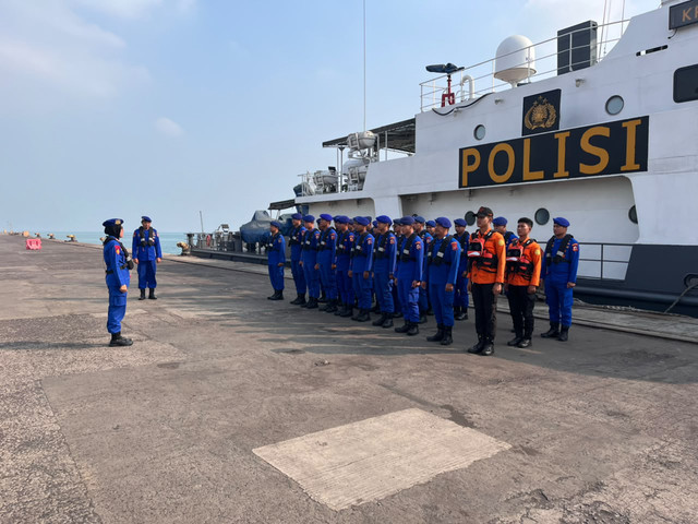 Tim SAR gabungan kembali melakukan penyisiran perairan sekitar Pulau Sertung pada hari ketujuh operasi pencarian rombongan wartawan dan kru kapal yang hilang kontak, Senin (14/9/2026). Foto: Dok. Basarnas