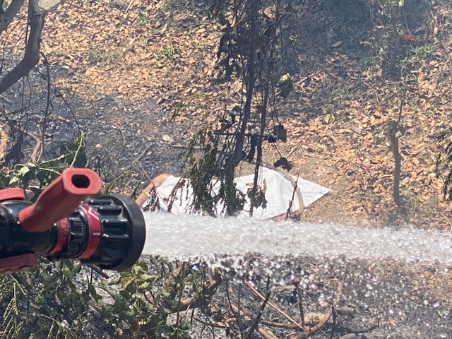 Sesosok mayat ditemukan di lahan bekas terbakar di dasar tebing parit, samping Jalan Kebon Agung, Tegal Mraen, Sendangadi, Kapanewon Mlati, Kabupaten Sleman, pada Minggu (13/9/2026). Foto: Dok. Polresta Sleman