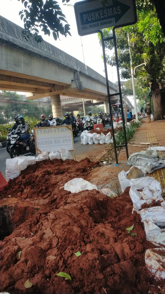 Galian yang ada di Tanjung Barat-Lenteng Agung sebabkan kemacetan pagi ini pada Senin (14/9/2026). Foto: Dok. Isitimewa