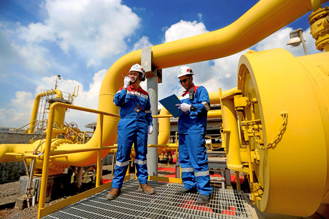 Ilustrasi petugas PGN saat mengontrol jaringan pipa gas bumi. Foto: Dok. PGN