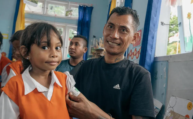 Pemantauan status gizi anak membutuhkan pengukuran yang tepat dan keterlibatan keluarga. Data yang akurat menjadi dasar penting agar intervensi pencegahan malnutrisi dan stunting benar-benar tepat sasaran. Foto: UNICEF Indonesia/2025/Chair