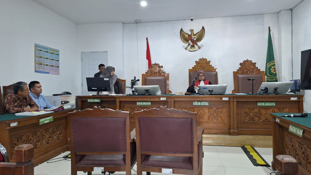 Sidang perdana praperadilan Eks Wakil Menteri Imipas Silmy Karim terkait dugaan pemerasaan dan gratifikasi di lingkungan Direktorat Jenderal Imigrasi, Pengadilan Negeri Jakarta Selatan, Senin (14/9/2026). Foto: Kevin Daniel/kumparan
