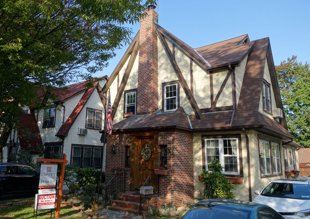 Pemandangan rumah masa kecil Donald Trump di lingkungan Jamaica Estates di distrik Queens, Kota New York, (12/9/2026). Foto: WILLIAM EDWARDS/AFP