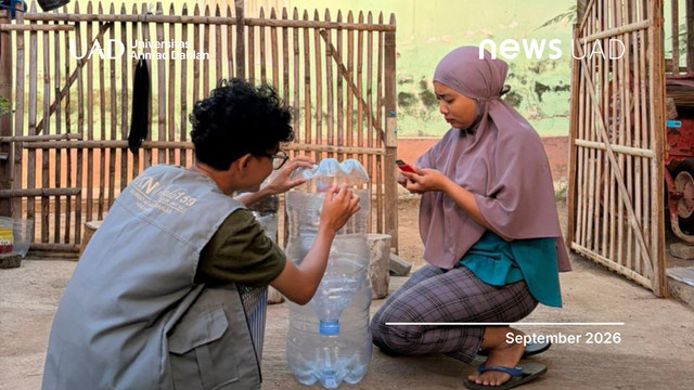 Mahasiswa KKN Universitas Ahmad Dahlan (UAD) kenalkan media pengolahan limbah sampah dapur (Foto. KKN UAD).jpg