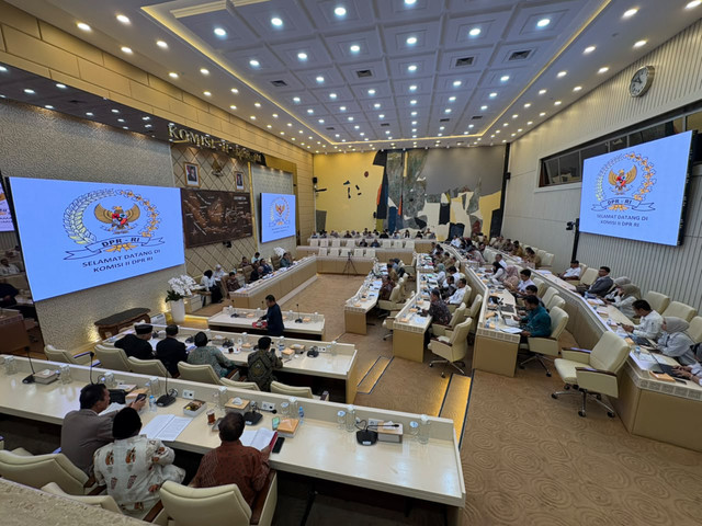 Suasana rapat kerja Komisi II DPR dengan pemerintah membahas 15 RUU Kabupaten dan Kota di Kompleks Parlemen, Senayan, Jakarta, Senin (14/9/2026). Foto: Nasywa Athifah/kumparan