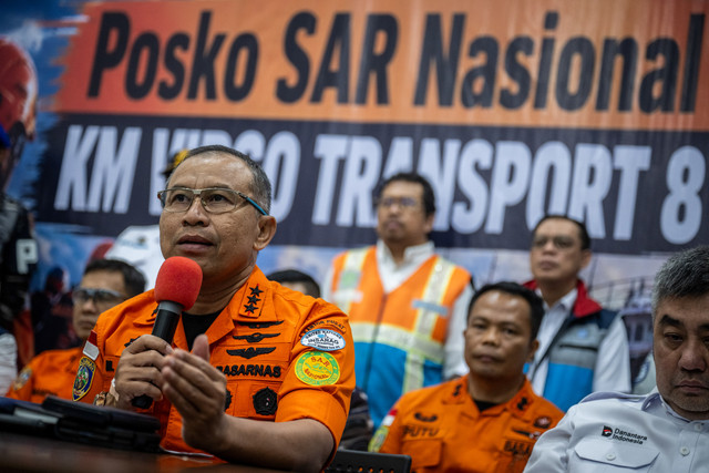 Kepala Basarnas Marsekal Madya TNI Mohammad Syafii (kiri) memberikan keterangan update operasi SAR Kapal Motor Penumpang (KMP) Virgo Transport 8 di Posko Nasional Pelabuhan Tri Sakti, Banjarmasin, Kalimantan Selatan, Senin (14/9/2026). Foto: Bayu Pratama S/ANTARA FOTO