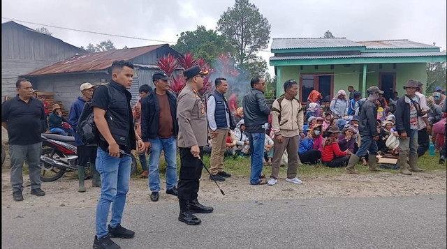 Polisi turun ke lokasi tempat kejadian perkara (TKP) kerusakan rumah warga dan belasan kendaraan, Humbahas, Sumut, Sabtu (12/9/2026). Foto: Dok. Polres Humbahas