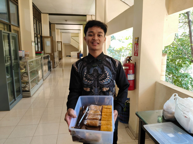 Takashi Nurdi Al Mu'tasyimbillah (19) mahasiswa UNY yang kuliah sembari berjualan risol di kampus, Senin (14/9/2026). Foto: Arfiansyah Panji Purnandaru/kumparan